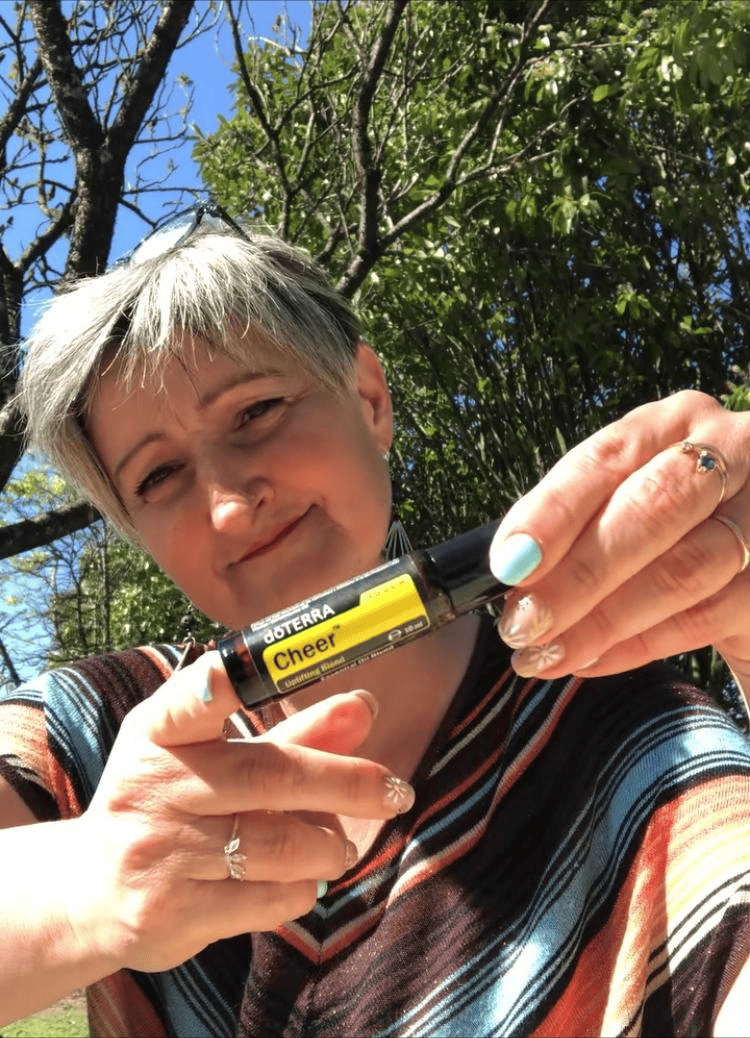 Alexandra TAINON tenant un flacon doTerra